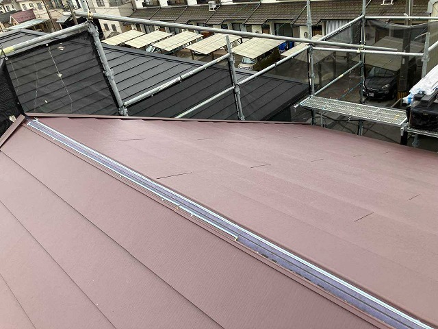 名東区でカラーベスト屋根の上から屋根カバー工事を実施、棟・谷部分にGL鋼板系屋根材を設置
